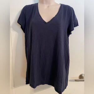 Navy cotton thin Lilly Pulitzer tee. Size L Etta v-neck